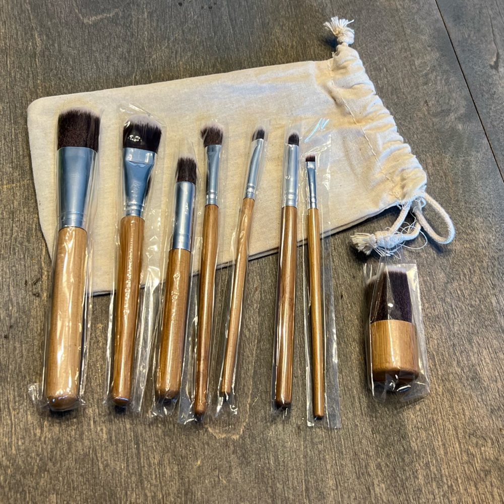 New set of 8 makeup brushes